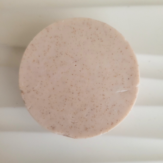 Exfoliating soap bar for evening body care and skin smoothing